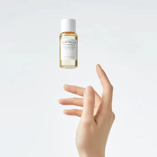 "Skin1004 Madagascar Centella Light Cleansing Oil – 210mL bottle for gentle makeup removal."